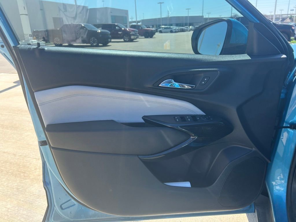 Used 2025 Chevrolet Trax LT w/ LT Convenience Package image 3