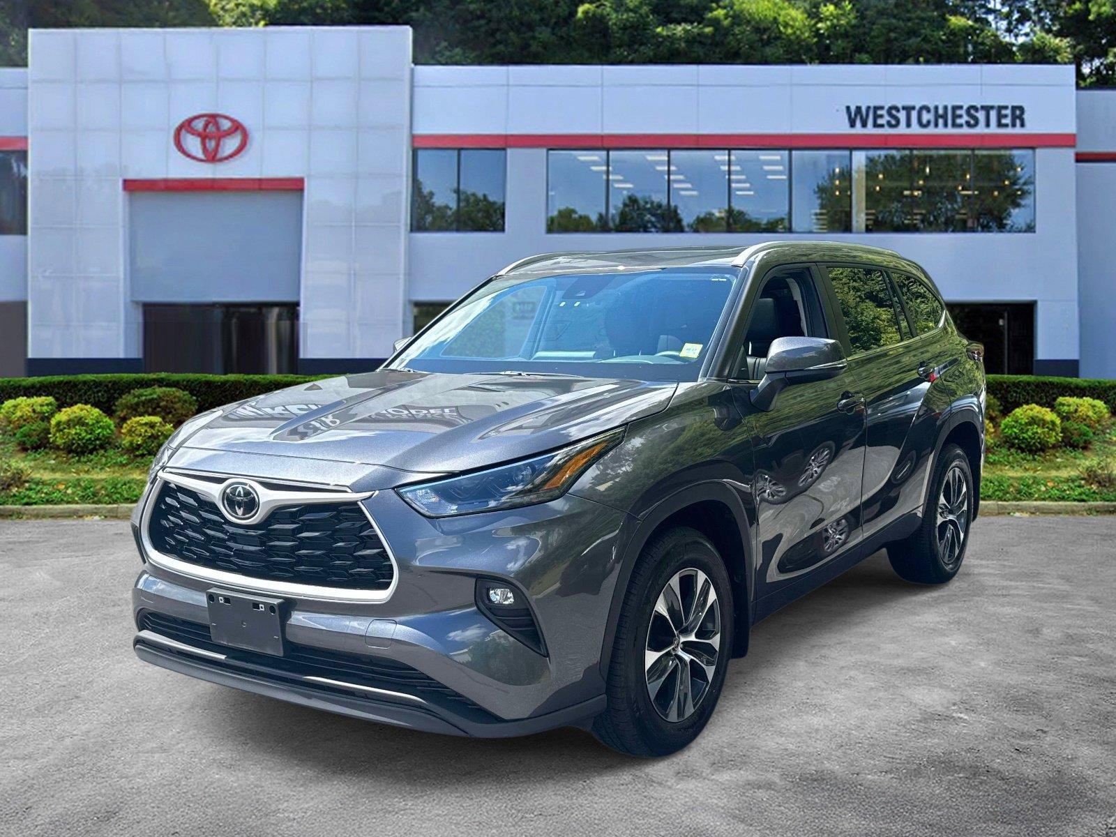Certified 2025 Toyota Highlander XLE AWD/4WD image 4
