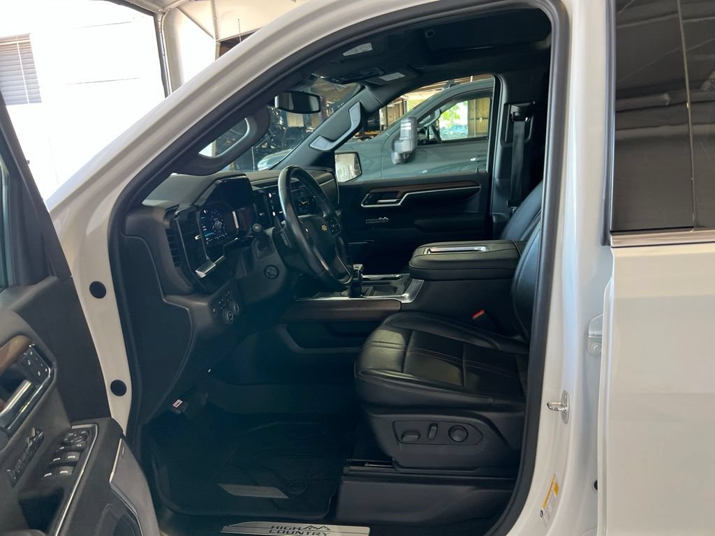 Used 2022 Chevrolet Silverado 1500 High Country w/ High Country Premium Package AWD/4WD image 5