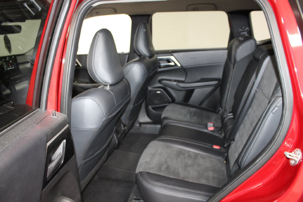 Used 2025 Mitsubishi Outlander SE FWD image 18