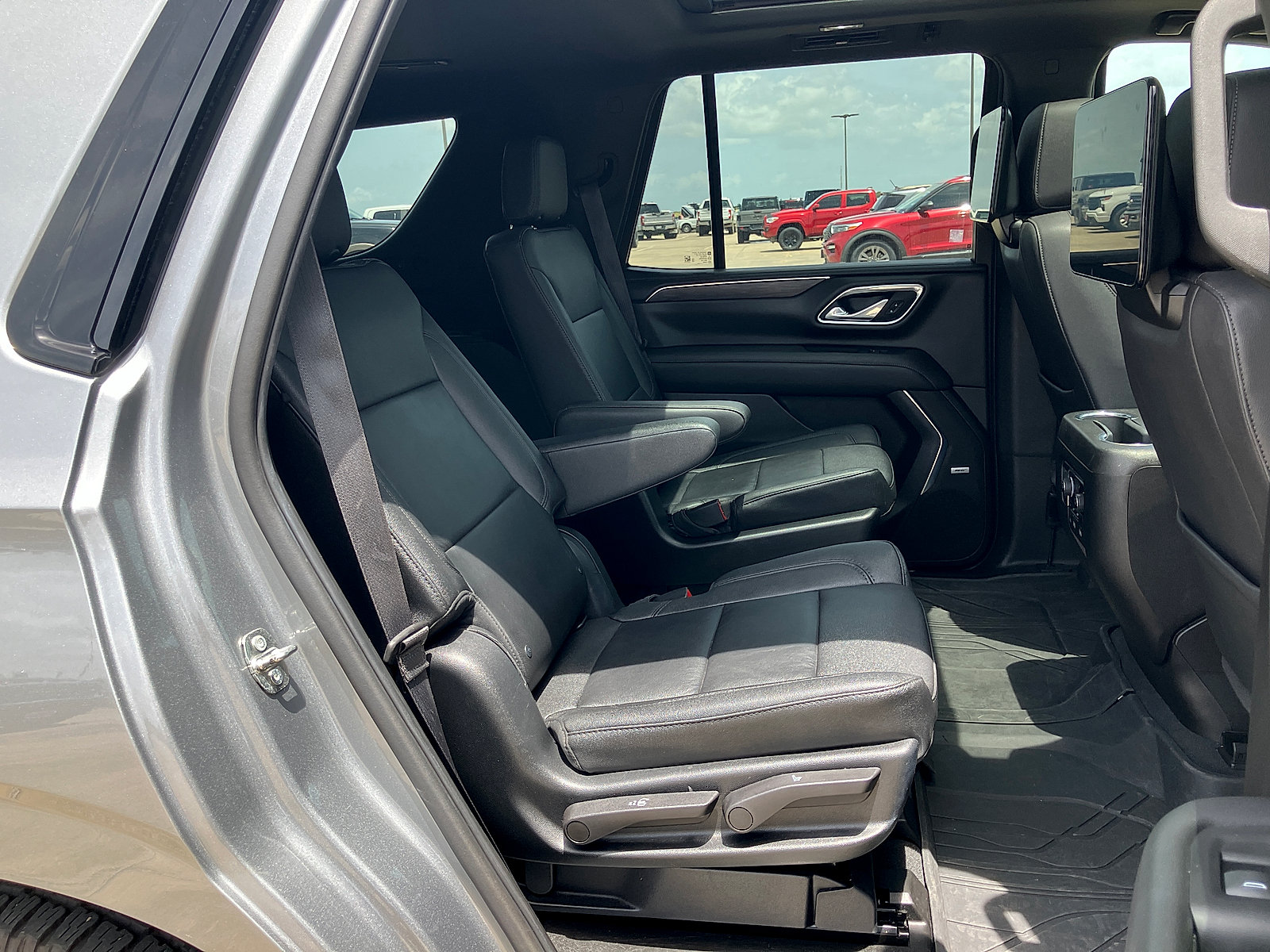 Used 2023 Chevrolet Tahoe Z71 w/ Z71 Off-Road Package AWD/4WD image 14