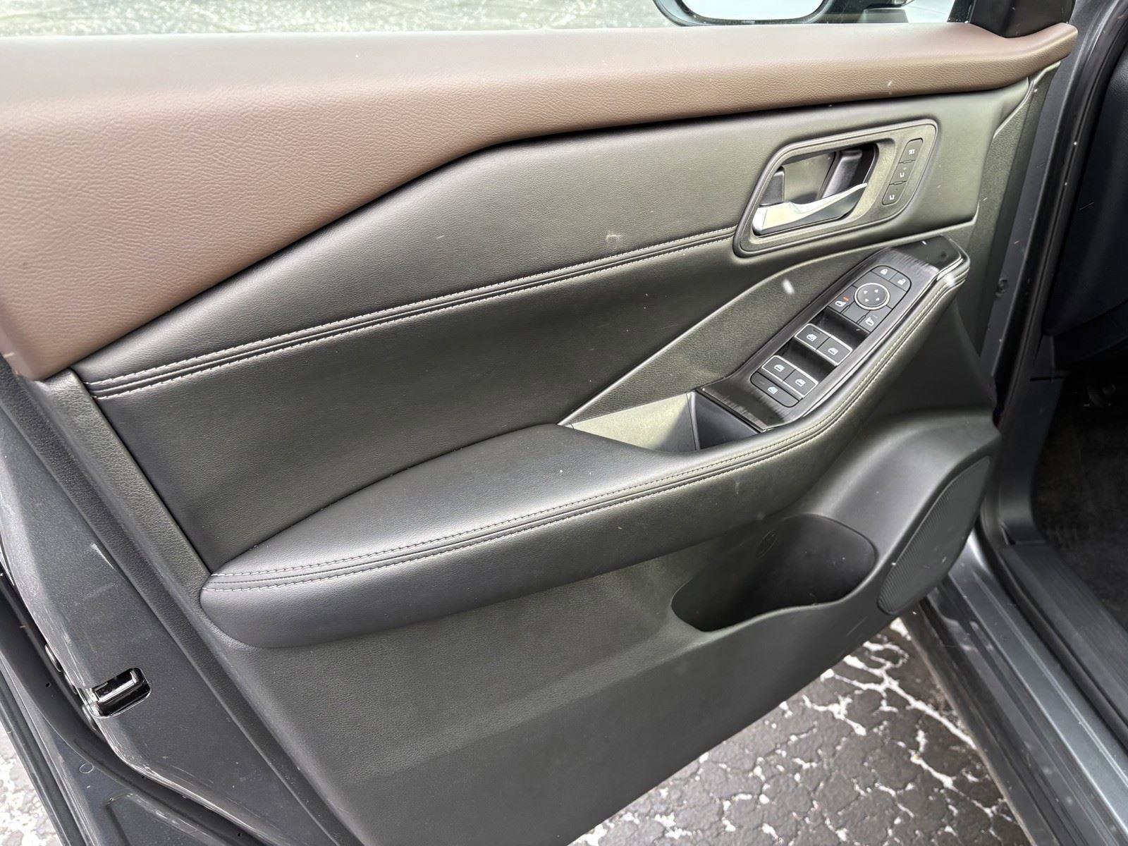 Used 2023 Nissan Rogue SL w/ SL Premium Package image 13