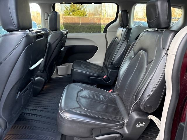 Used 2017 Chrysler Pacifica Limited w/ UConnect Theater Package image 14