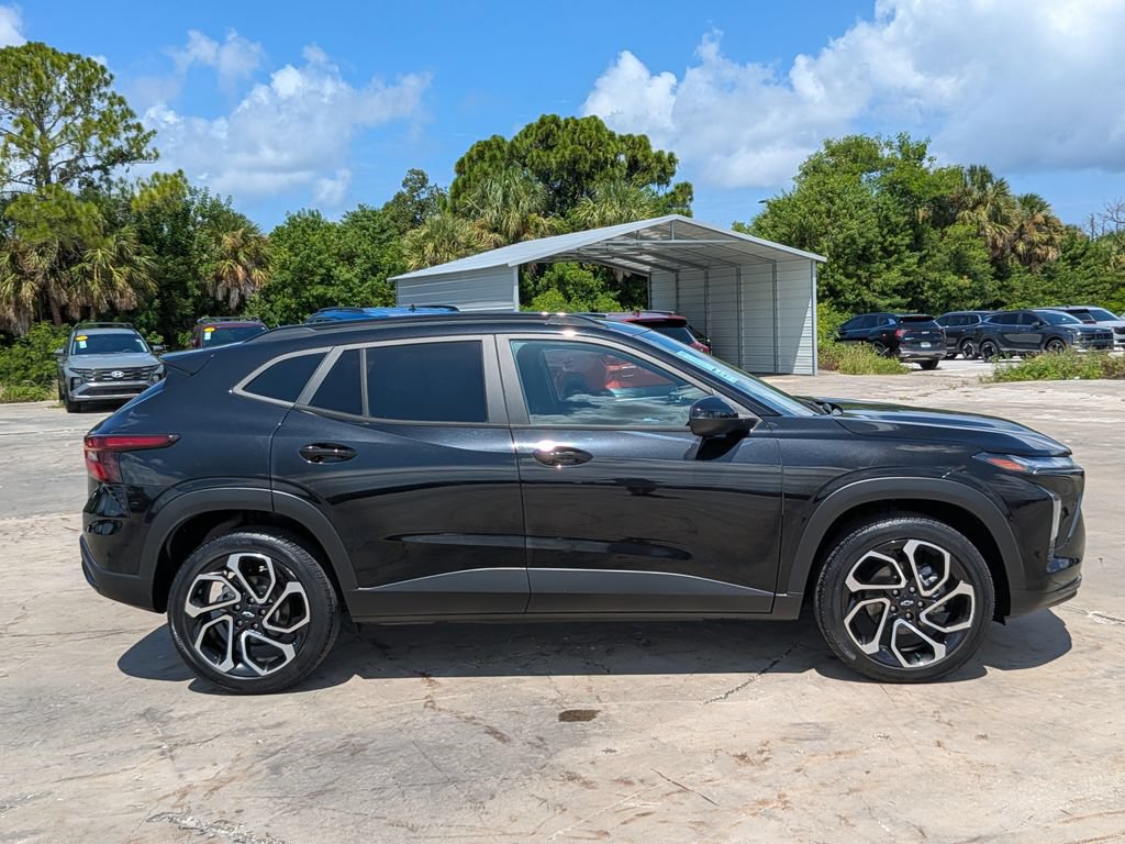 Used 2024 Chevrolet Trax RS w/ Sunroof Package FWD image 9