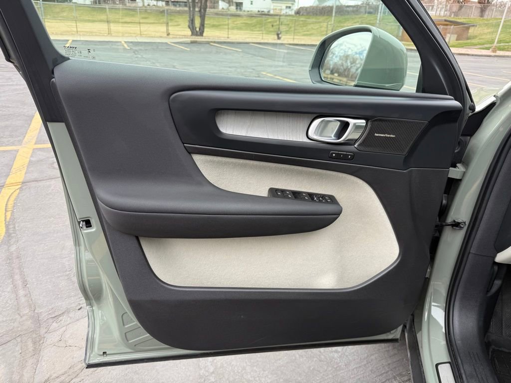 Used 2023 Volvo XC40 B5 Ultimate w/ Protection Package Premier image 9