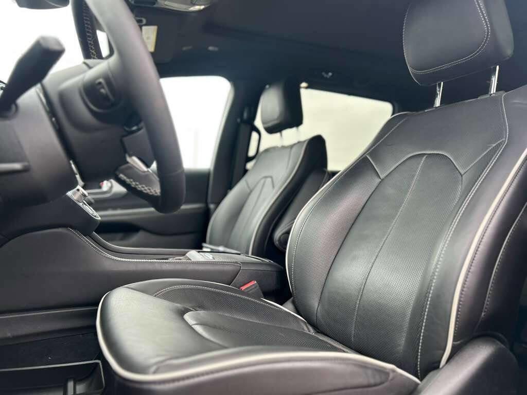 Used 2026 Chrysler Pacifica Limited image 11