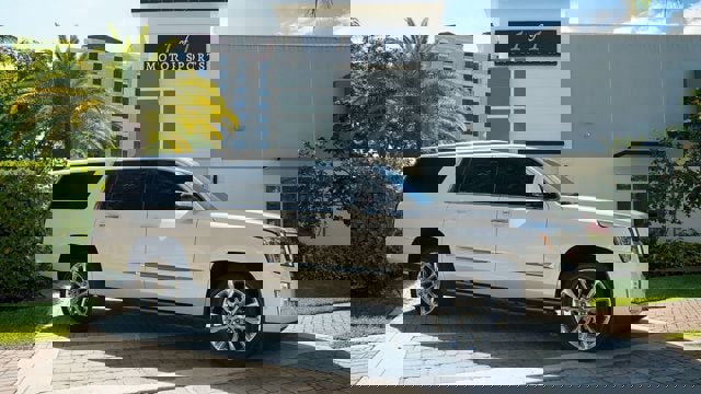 Used 2019 Cadillac Escalade ESV Premium Luxury image 1