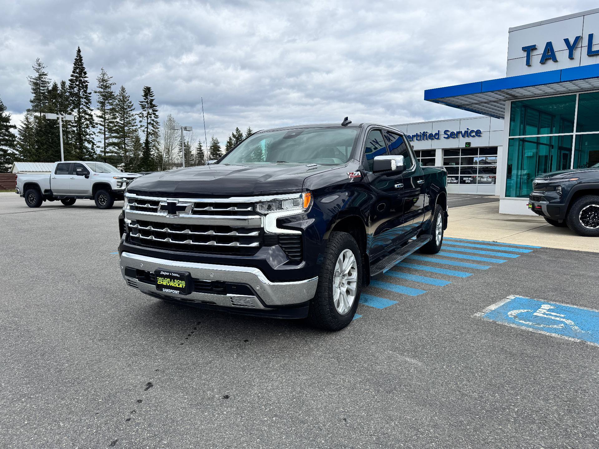 Used 2022 Chevrolet Silverado 1500 LTZ AWD/4WD image 3