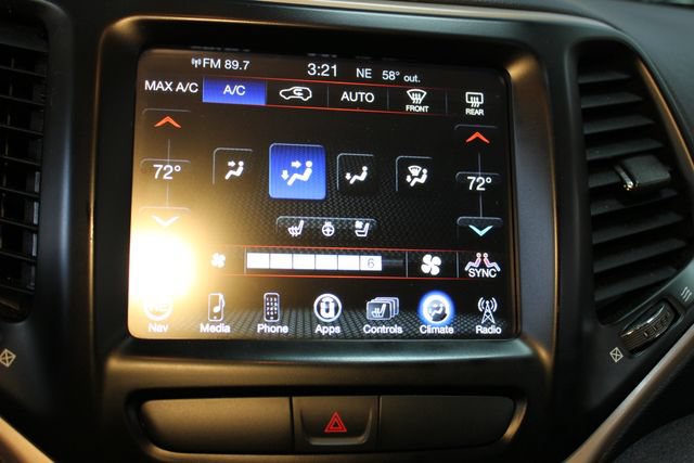 Used 2017 Jeep Cherokee Limited w/ Luxury Group AWD/4WD image 26