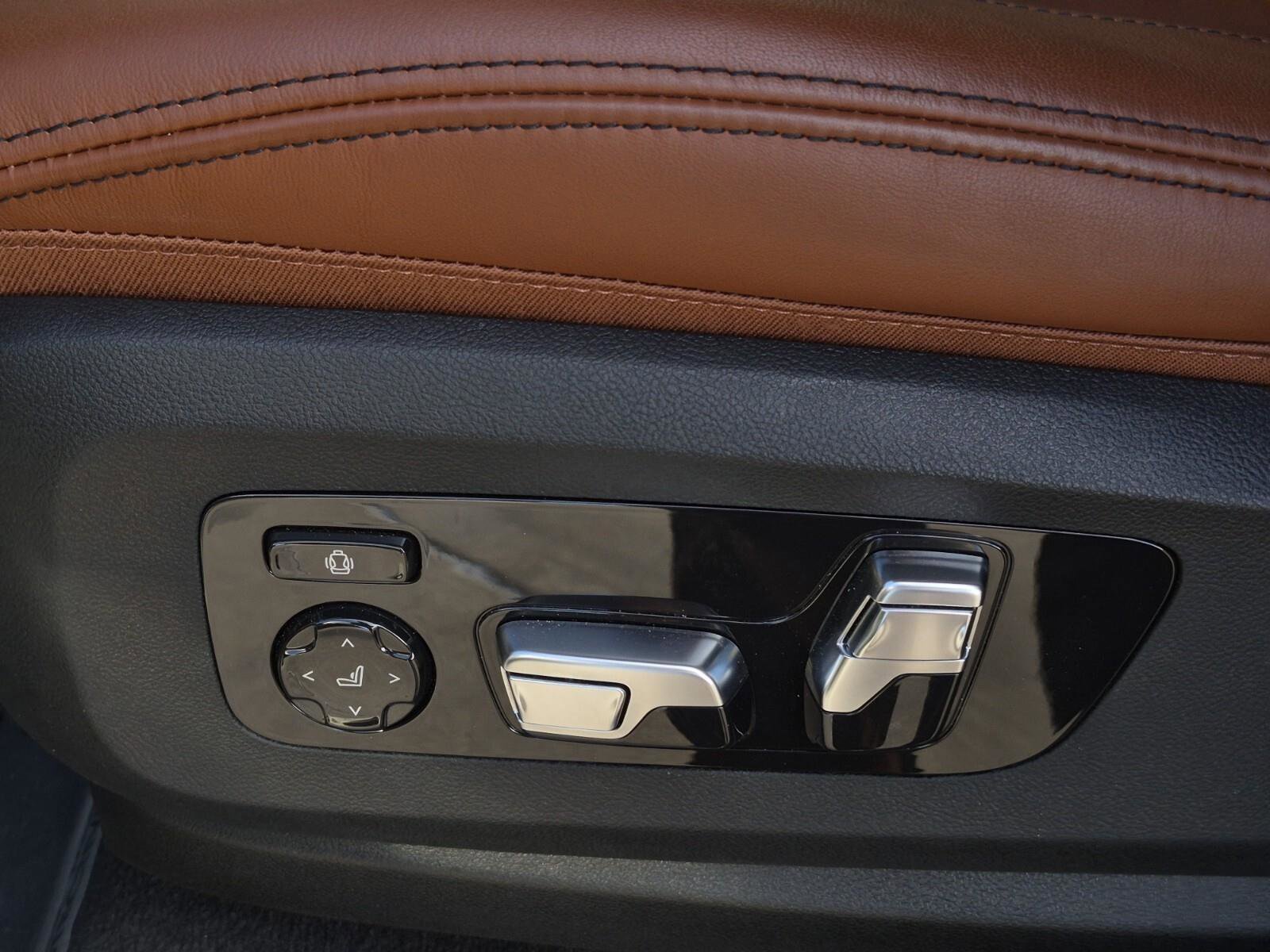 Certified 2025 BMW X7 M60i w/ Climate Comfort Package image 32