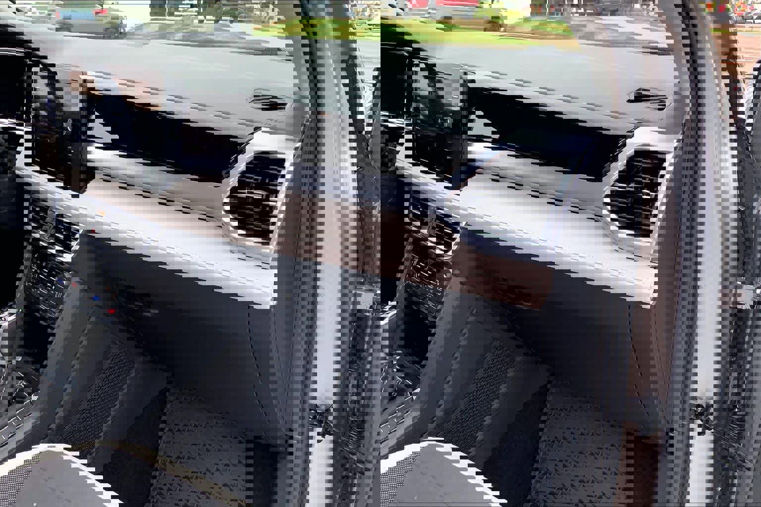 Used 2025 Volkswagen Taos SE AWD/4WD image 19