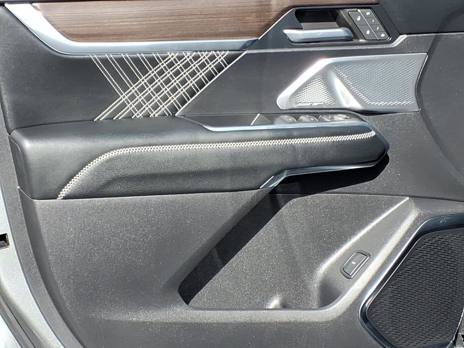 Used 2024 GMC Acadia Denali w/ Super Cruise Package image 11