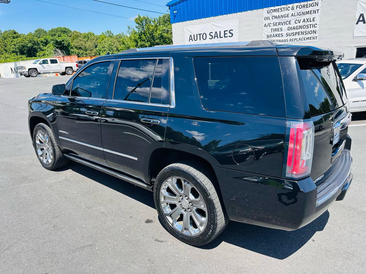 Used 2015 GMC Yukon Denali w/ Premium Package AWD/4WD image 3