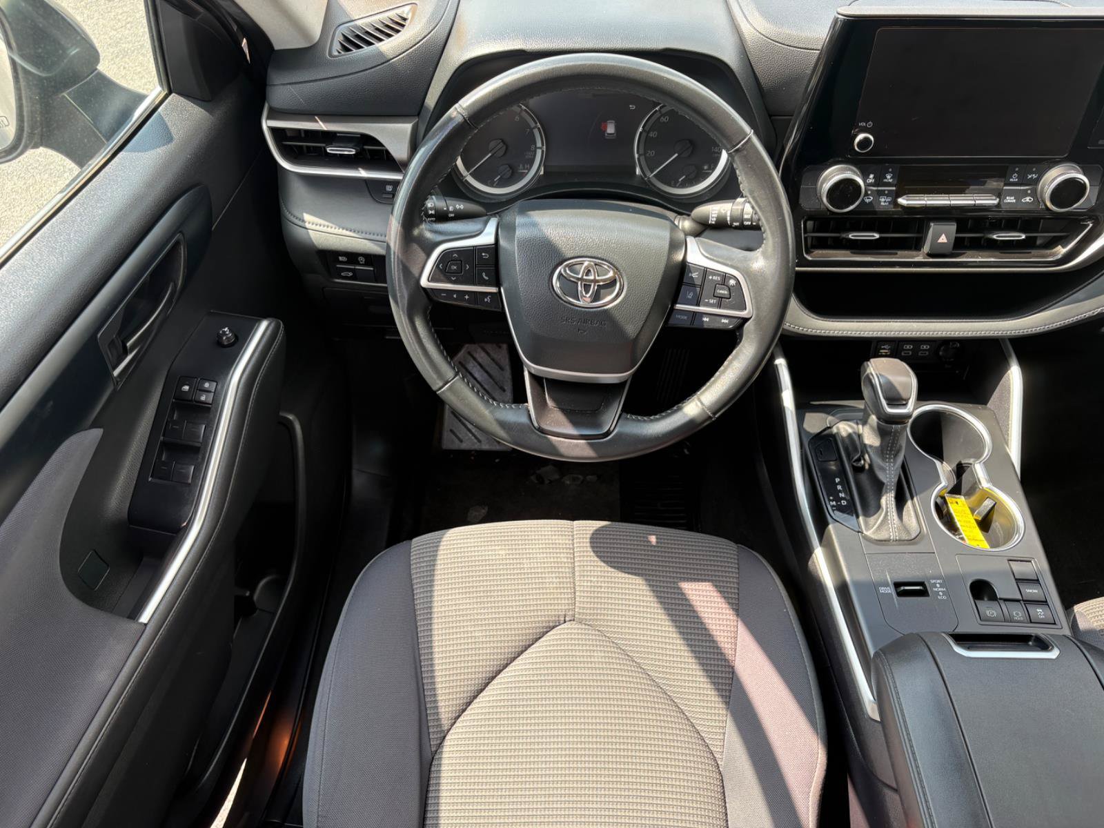 Used 2024 Toyota Highlander LE FWD image 22