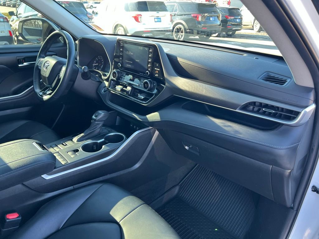 Used 2021 Toyota Highlander XLE image 28