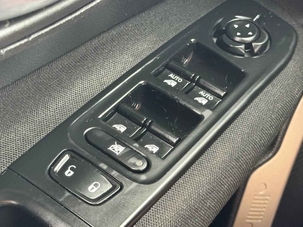 Used 2016 Jeep Renegade Latitude w/ Cold Weather Group FWD image 29