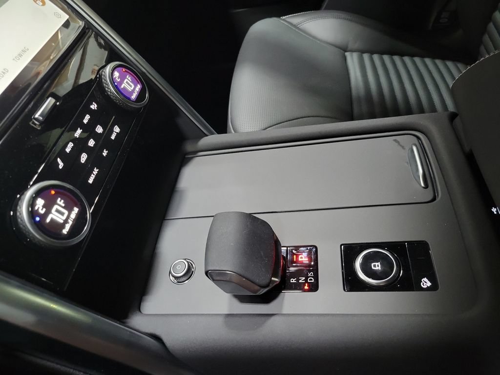 New 2026 Land Rover Discovery Limited Edition AWD/4WD image 20