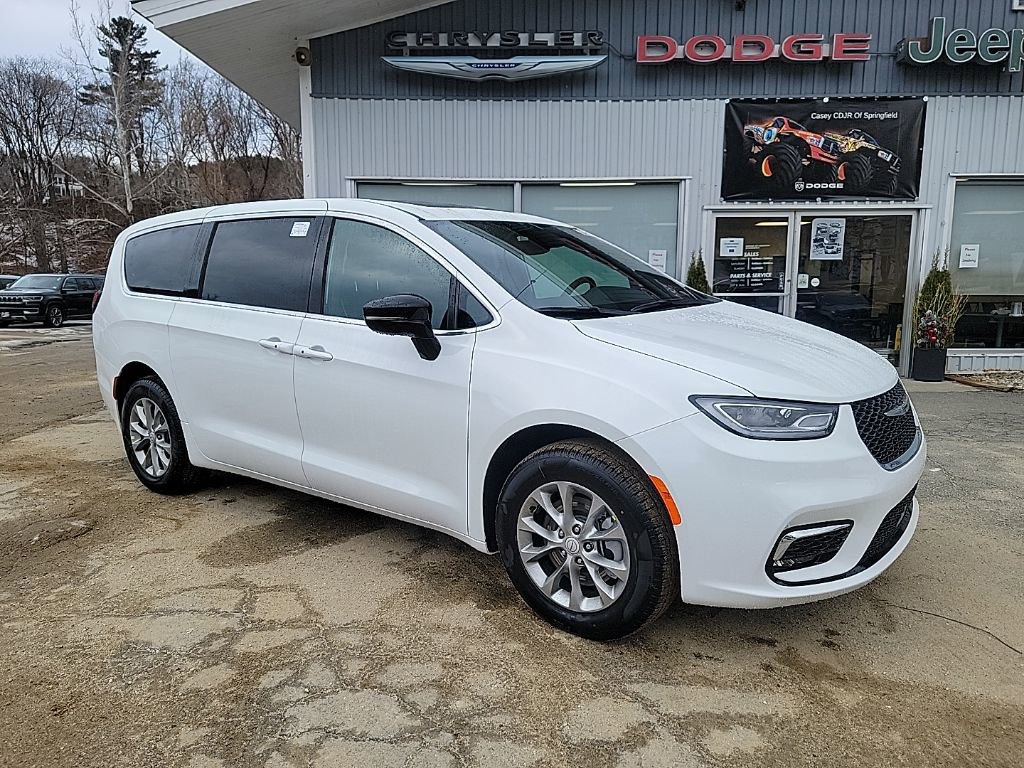 New 2026 Chrysler Pacifica Limited w/ Uconnect Theater Family Group