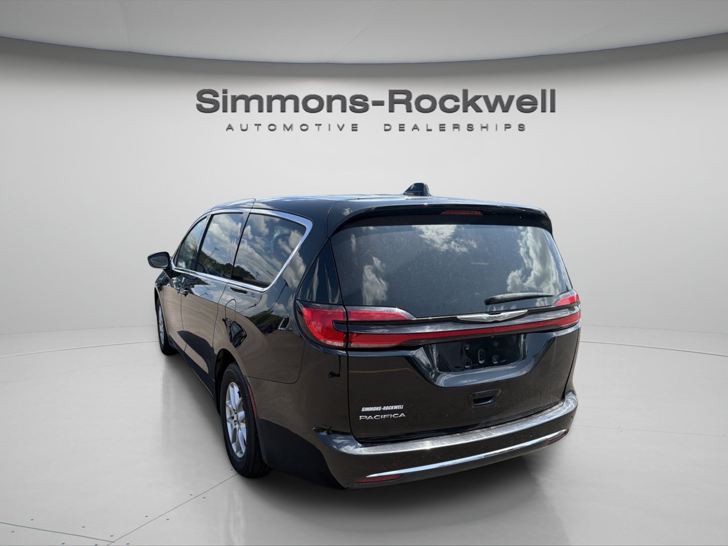 Used 2023 Chrysler Pacifica Touring-L FWD image 3