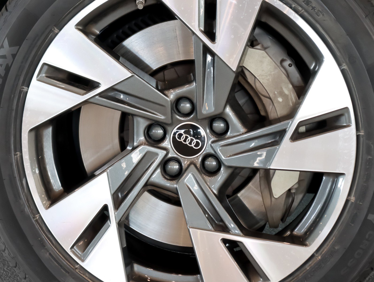 Used 2023 Audi e-tron Premium w/ Convenience Plus Package image 7