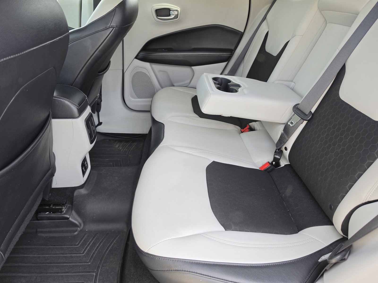 Used 2018 Jeep Compass Latitude w/ Popular Equipment Group image 12