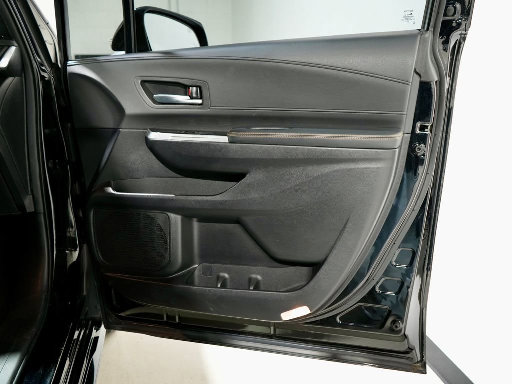 Used 2025 Toyota Sienna XLE Woodland Edition image 27