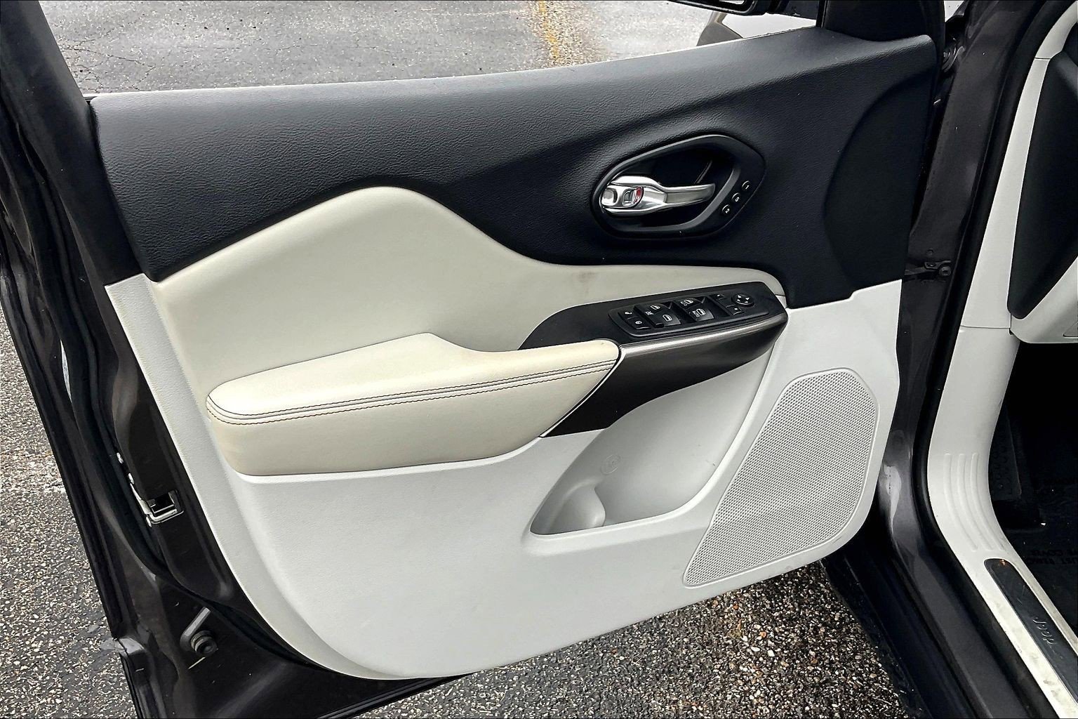 Used 2019 Jeep Cherokee Limited w/ Technology Group image 17