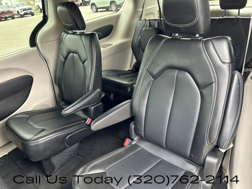 Used 2024 Chrysler Pacifica Touring-L FWD image 37