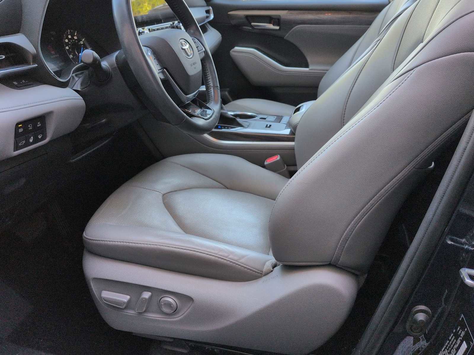 Used 2021 Toyota Highlander Limited image 17