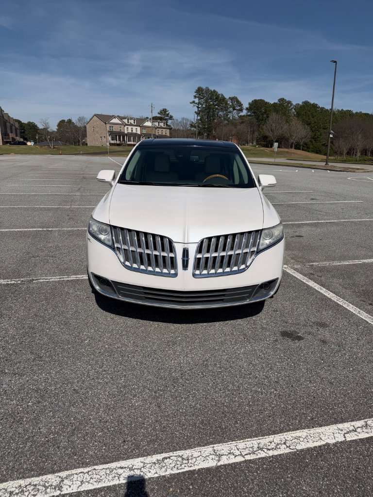 Used 2010 Lincoln MKT 2WD image 2