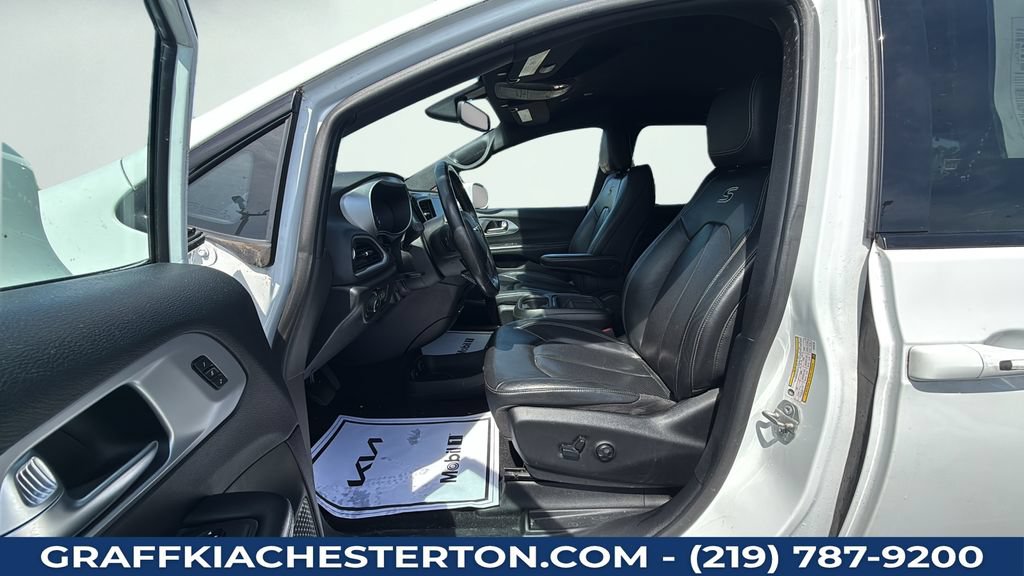 Used 2020 Chrysler Pacifica Touring-L w/ Premium Audio Group FWD image 21