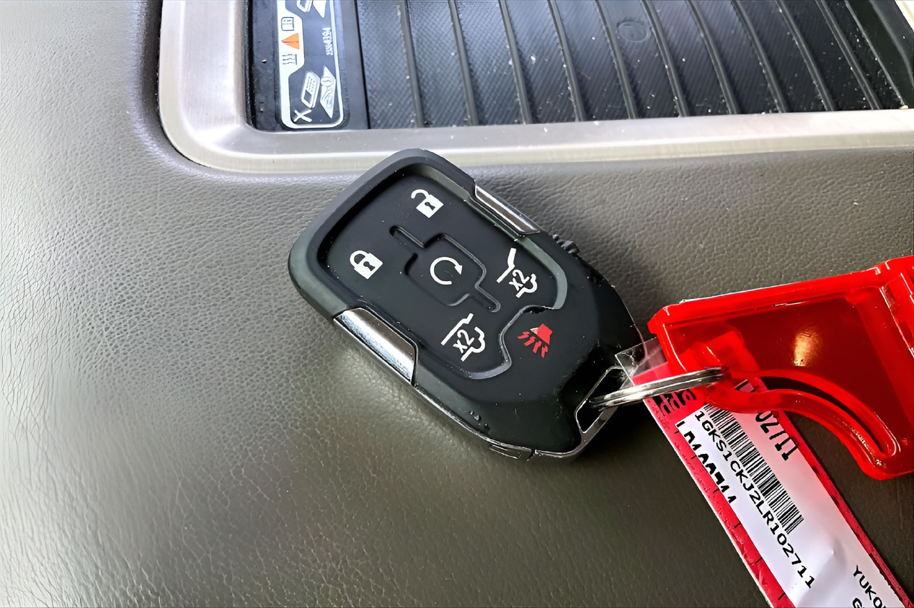 Used 2020 GMC Yukon Denali RWD image 30