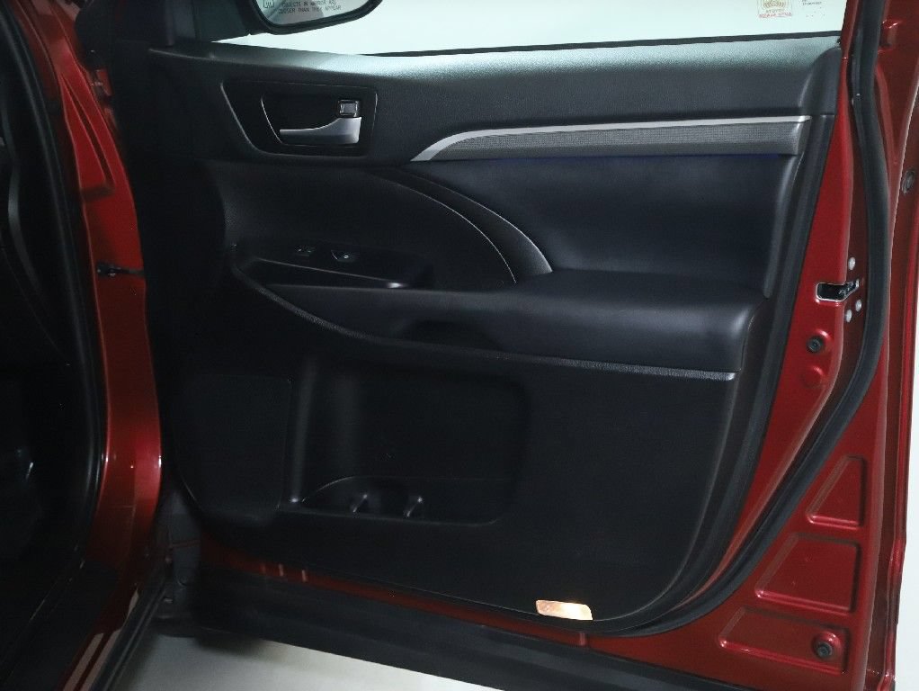 Used 2019 Toyota Highlander SE w/ Nightshade Edition AWD/4WD image 36
