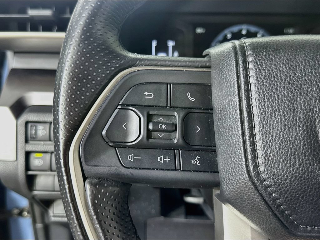 Used 2025 Toyota 4Runner SR5 AWD/4WD image 25