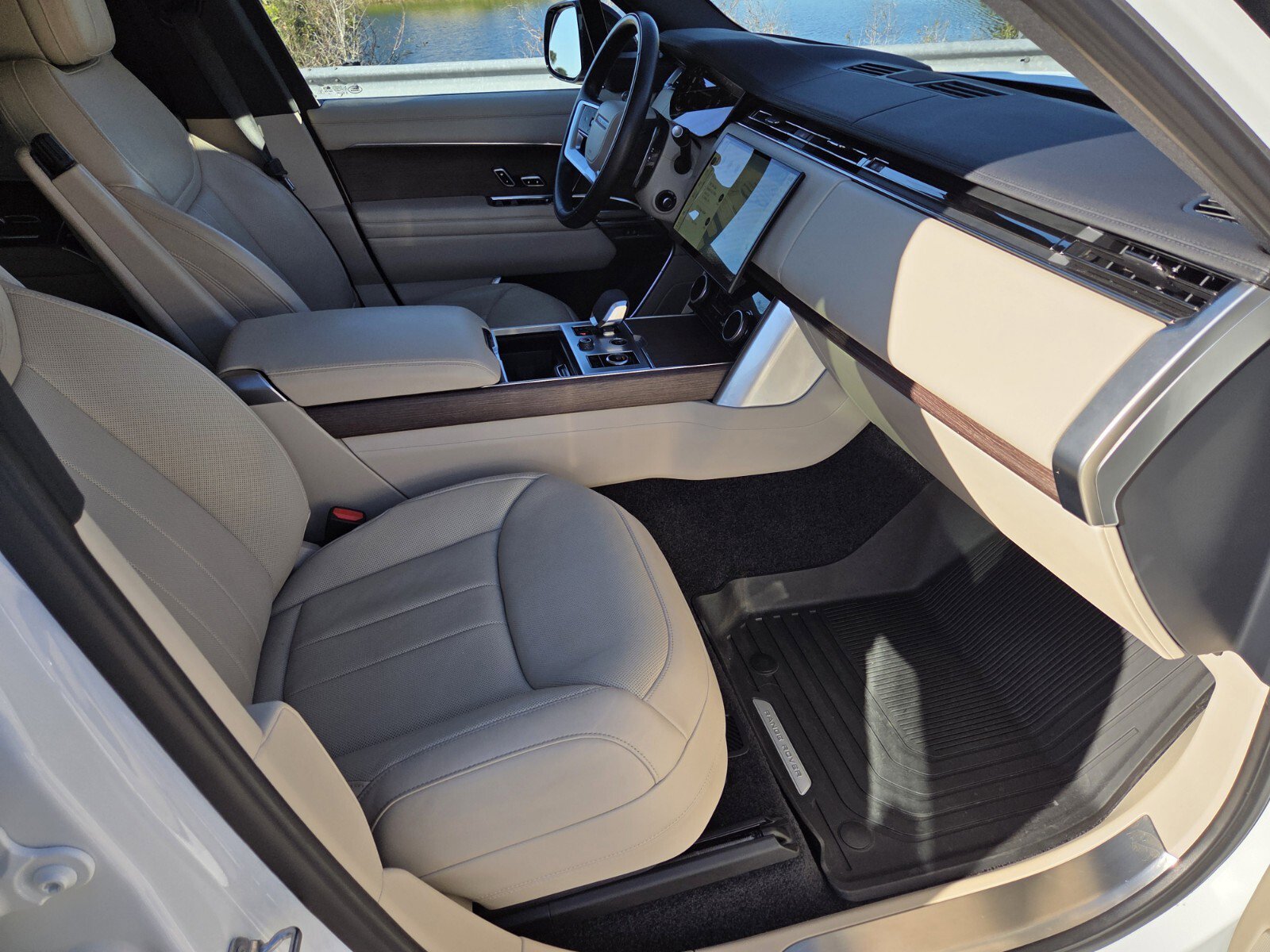 Used 2023 Land Rover Range Rover SE image 3