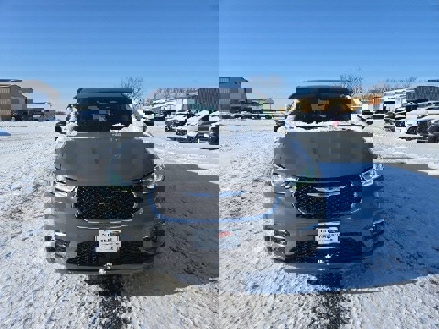 Used 2024 Chrysler Pacifica Touring-L image 2