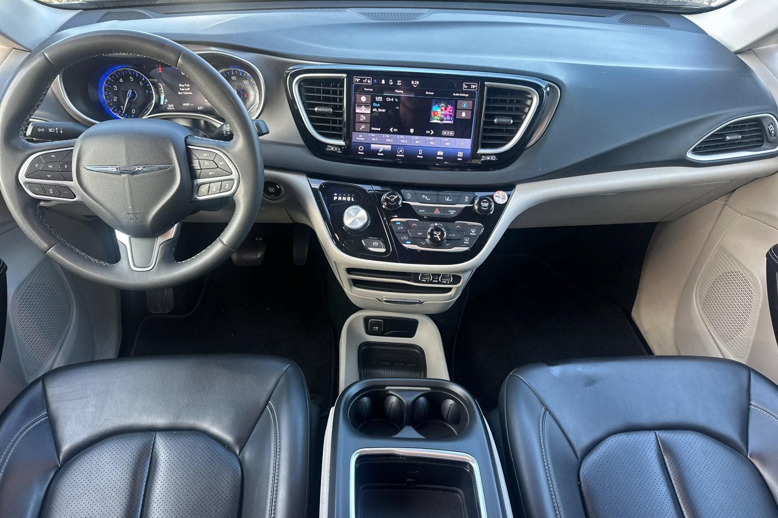 Used 2023 Chrysler Pacifica Touring-L FWD image 15
