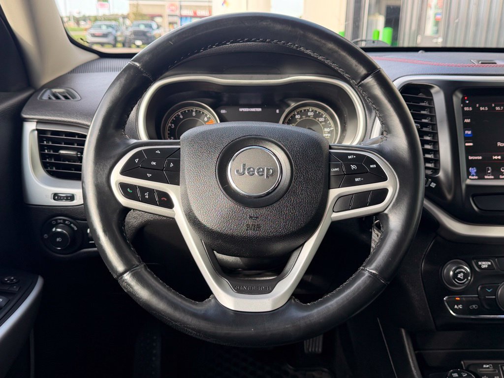 Used 2017 Jeep Cherokee Trailhawk AWD/4WD image 14