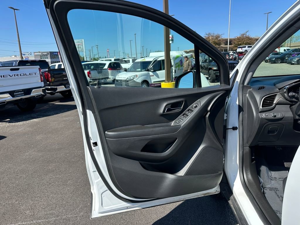 Certified 2022 Chevrolet Trax LT w/ LT Convenience Package AWD/4WD image 24