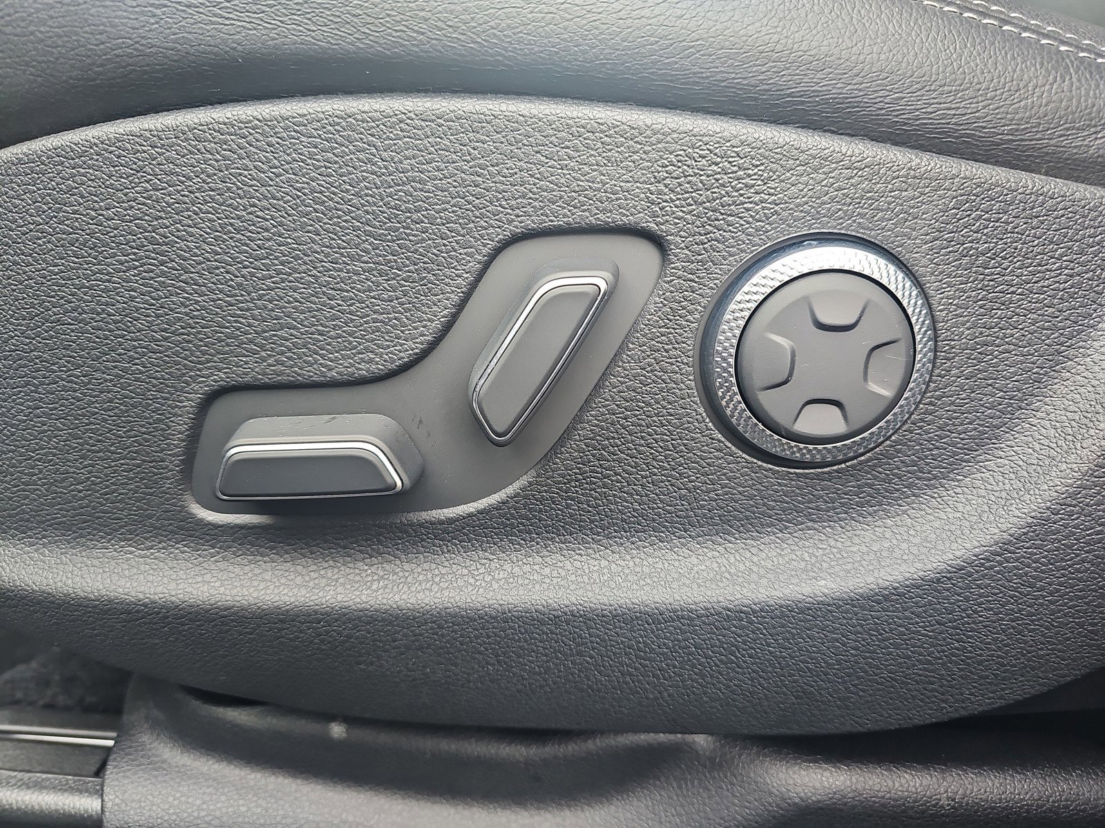 Used 2022 Genesis GV70 2.5T w/ Advanced Package image 16