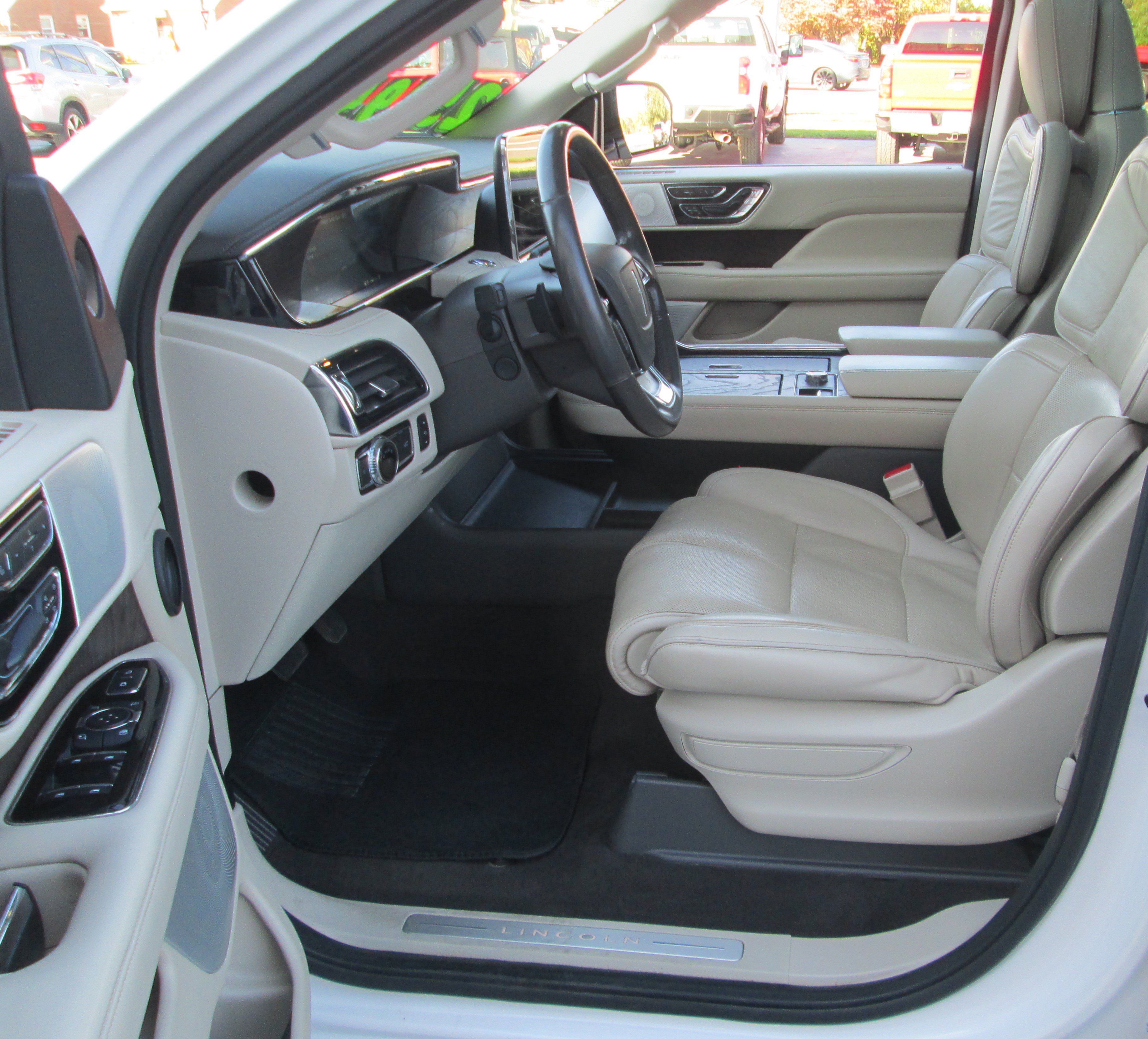 Used 2019 Lincoln Navigator Reserve AWD/4WD image 12