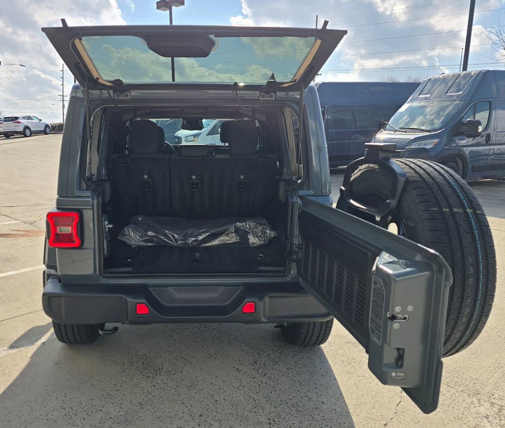 Used 2025 Jeep Wrangler Unlimited Sahara w/ Safety Group image 13