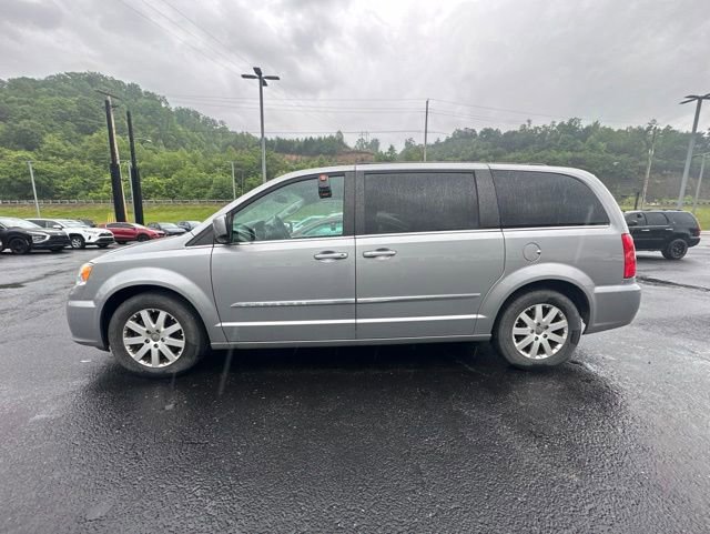 Used 2016 Chrysler Town & Country Touring FWD image 4