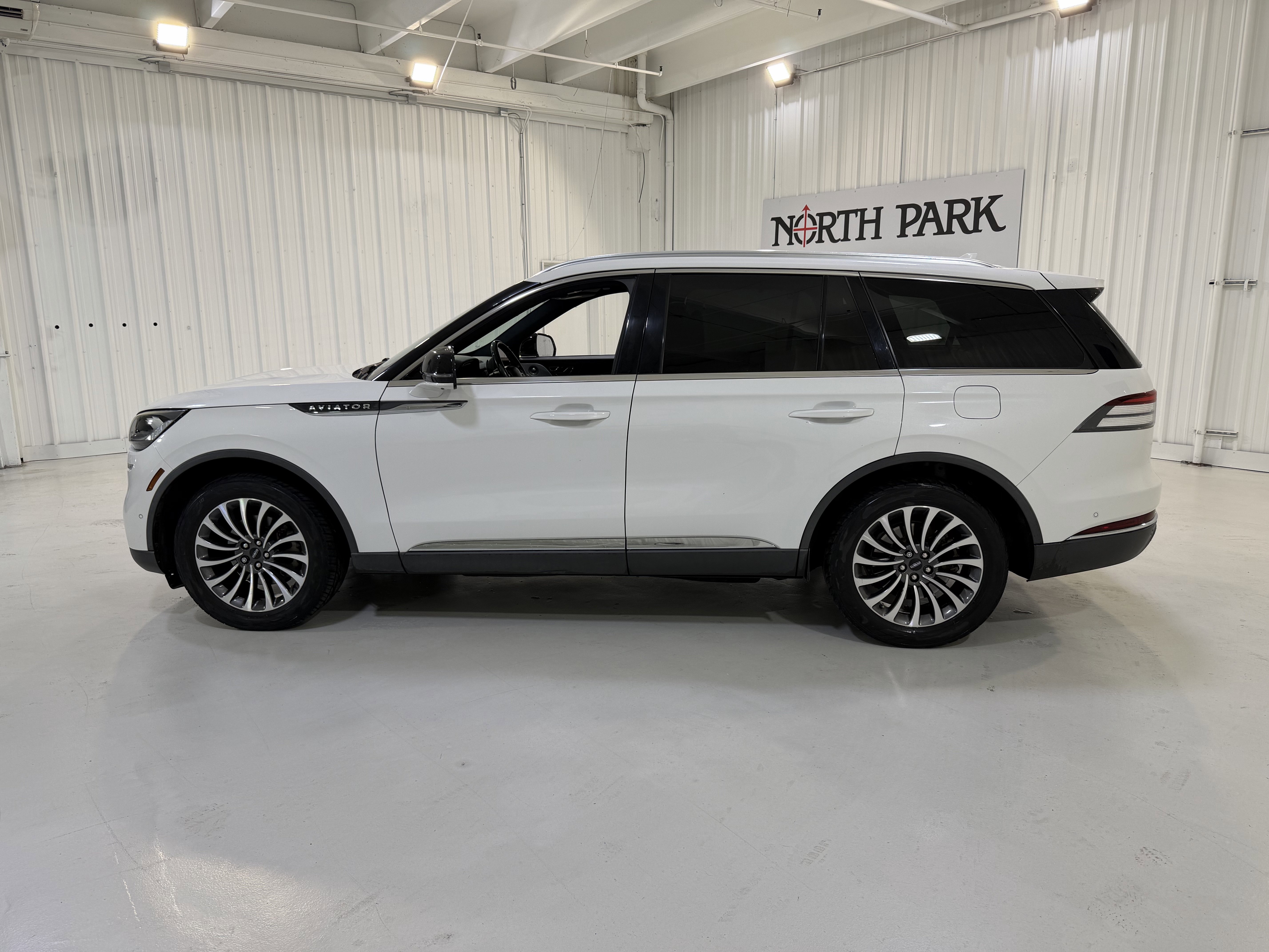 Used 2020 Lincoln Aviator Reserve w/ Equipment Group 201A AWD/4WD image 2