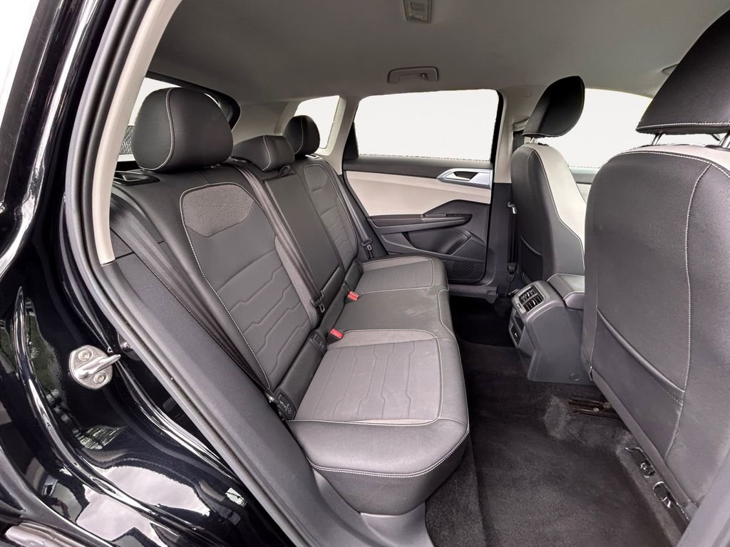 Used 2025 Volkswagen Taos SE AWD/4WD image 23