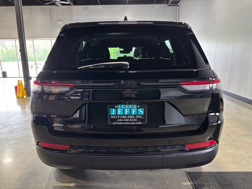 Used 2023 Jeep Grand Cherokee Altitude AWD/4WD image 6
