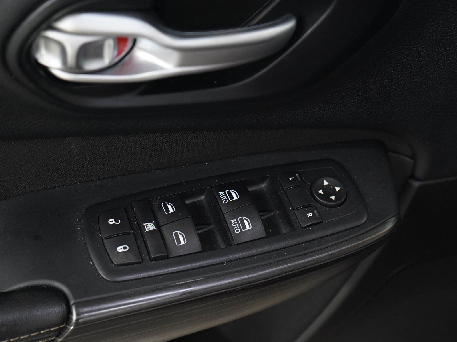 Used 2015 Jeep Cherokee Latitude AWD/4WD image 19