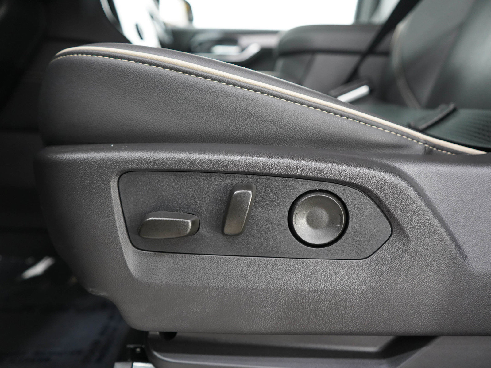 Used 2025 GMC Yukon Elevation AWD/4WD image 23