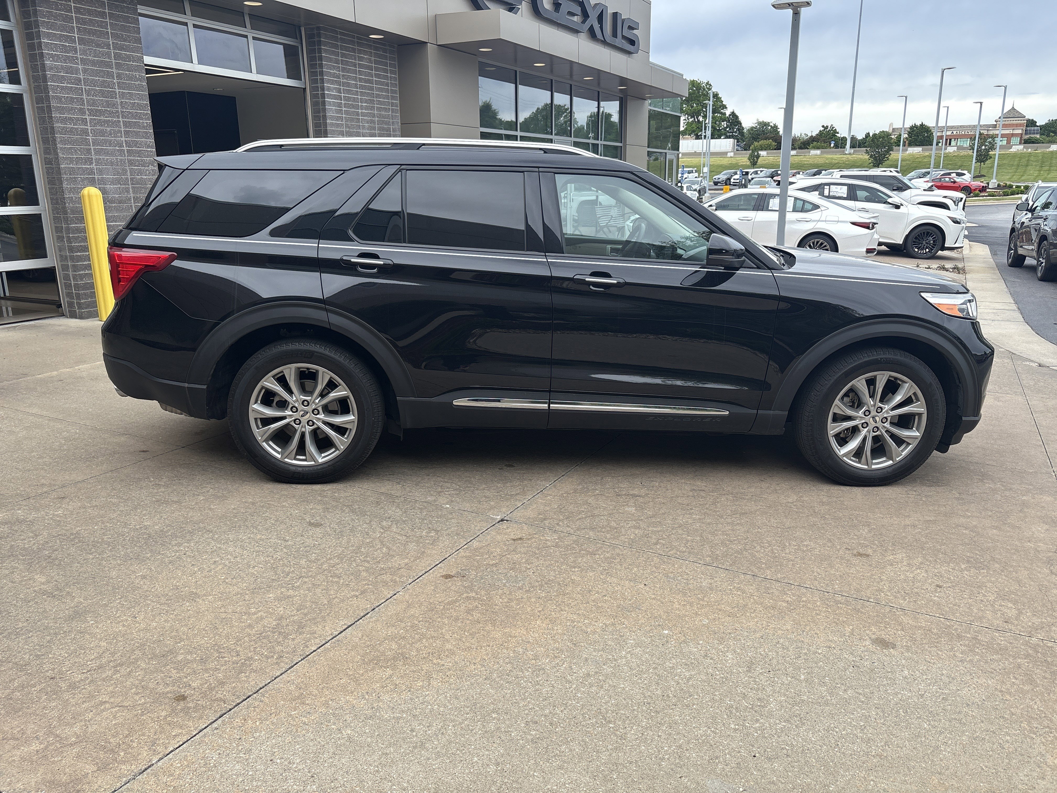 Used 2021 Ford Explorer Limited w/ Equipment Group 301A AWD/4WD image 11
