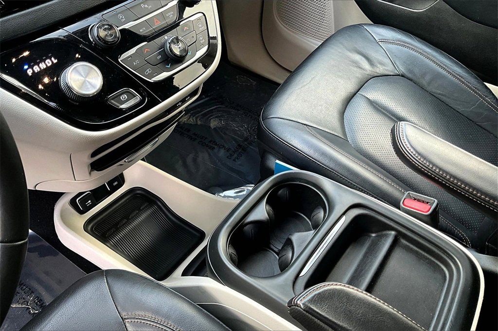 Used 2018 Chrysler Pacifica Touring-L image 16